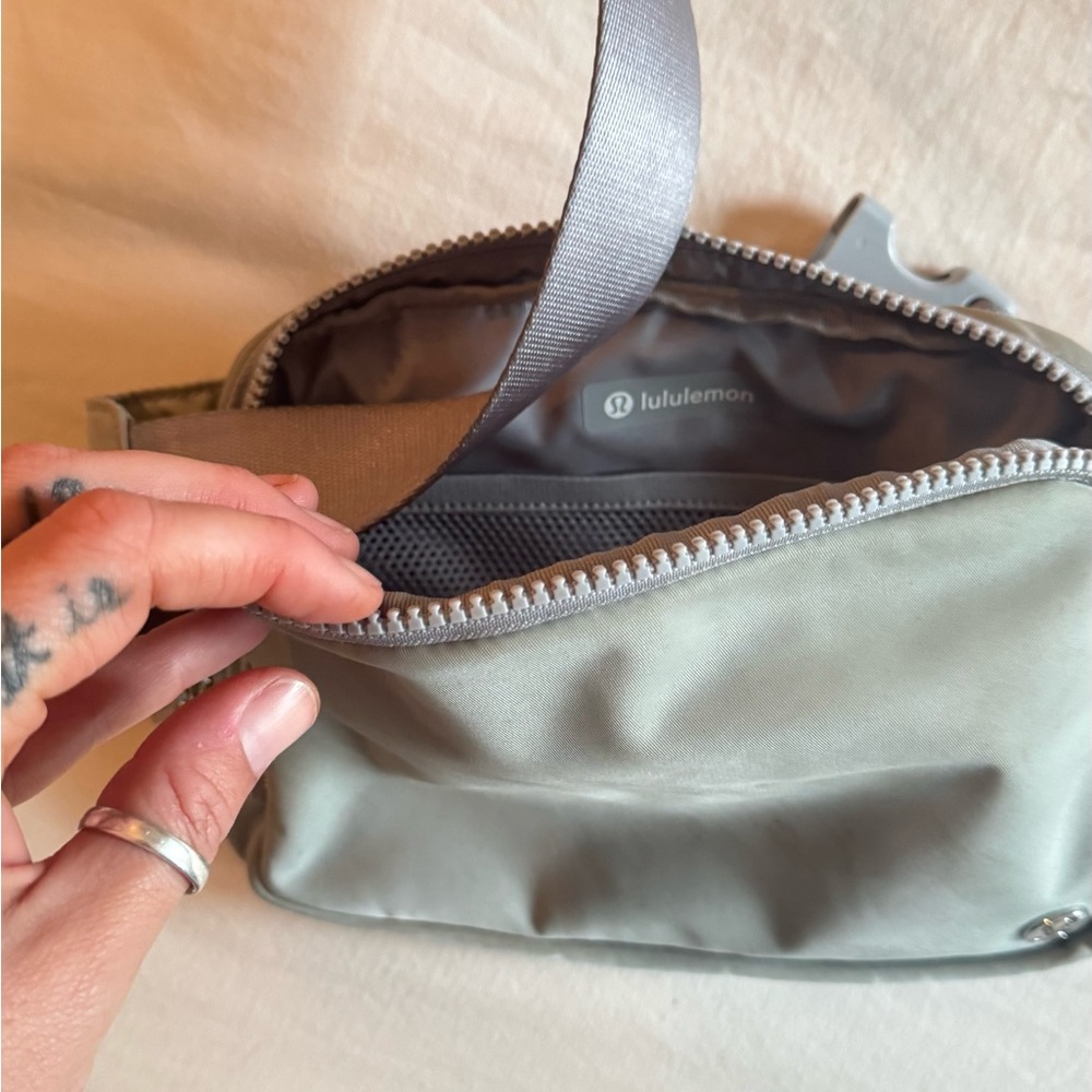 lululemon athletica Large Light Gray Belt Bag - Picture 3 of 8
